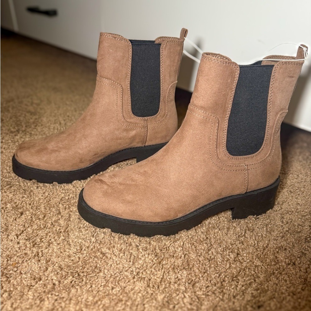 NWT Old Navy Womens Faux Suede Chelsea Boots Taupe Brown Lug Sole 9.5 NEW